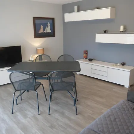 شقة 2 Pieces Climatise Avec Garage, Piscine, Proche Commerces Et Plages - - Fr-1-780-66 *