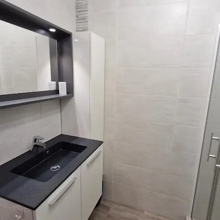 2 Pieces Climatise Avec Garage, Piscine, Proche Commerces Et Plages - - Fr-1-780-66 شقة