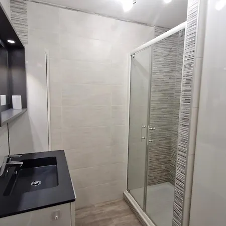 شقة 2 Pieces Climatise Avec Garage, Piscine, Proche Commerces Et Plages - - Fr-1-780-66